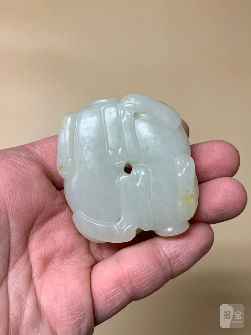 清 白玉红皮巧雕双獬豸镇纸 - 图3